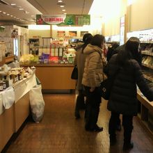 おいしい山形プラザの店内の山形県の特産品と利用客の様子です。