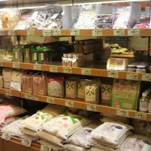 おいしい山形プラザの店内での山形の特産品の販売の様子です。