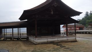 海に浮かぶ舞台