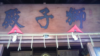 築地の波除神社に、一声で万物を威伏させると言われる波除獅子が置かれています。