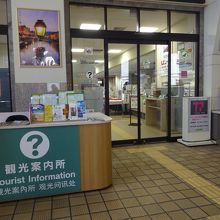 向こうの扉の奥にも案内所スペース有り。