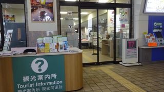 改札前だけでなく、奥にもカウンターがあります。