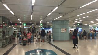 大きなショッピングモールがあります