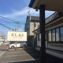 店舗前に駐車場あります