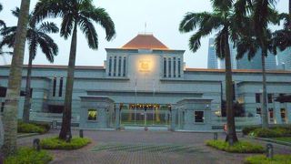 シンガポール川沿いにオレンジの三角屋根が