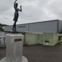 橋と「カモメを呼ぶ少女」像