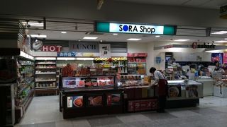 空港のコンビニみたいなお店
