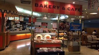 空港内ベーカリー