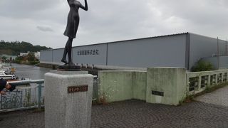 運河にかかる西側の橋。