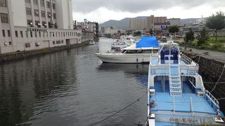 どちらかと言えば静かなエリア。