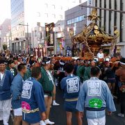 大人も子供も一緒に楽しむ祭りです。