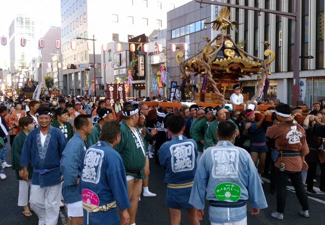 大人も子供も一緒に楽しむ祭りです。