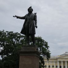芸術広場のプーシキン像