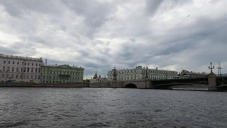 広い川に船がたくさん浮いている