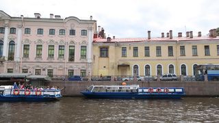 ネヴァ川のわきにある