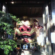 黒い波除獅子の真向かいには、赤い波除獅子が置かれています。