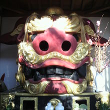 黒い波除獅子の真向かいに置かれている赤い波除獅子の様子です。