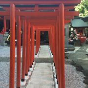 カラフルなお狐様の神社