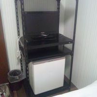部屋のテレビと小型冷蔵庫