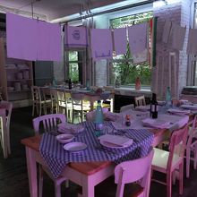 洗濯工場だった当時の雰囲気を伝えるインテリアの店内。