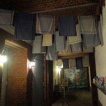 お店への入口にも洗濯物に見立てた布巾がずらり。