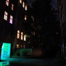 お店の周りは全部アパート。中庭でもおしゃべり禁止です。