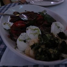 紫色っぽい暗めの照明で、食事がおいしそうに見えない…。