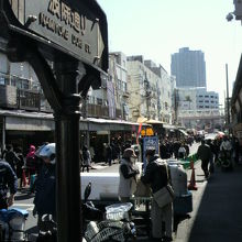 築地場外市場から波除神社の方向に向かっている波除通りです。