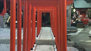 カラフルなお狐様の神社