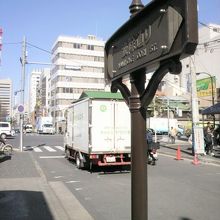 写真の波除通りは、直交する新大橋通りから南に延びています。