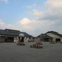 ゆとりある広さの広場