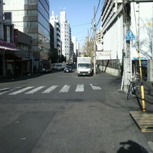 波除神社の前から、波除通りを、晴海通り方向に見ている様子です