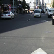 築地場外市場から続く、波除通りの様子です。広い通りです。