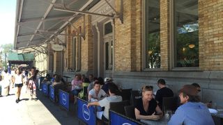 日本でもおなじみのサラベス、テラス席が気持ちいい。