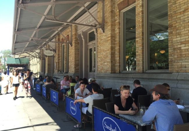 日本でもおなじみのサラベス、テラス席が気持ちいい。