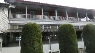 東繭倉庫の前の女工館はフランス人の女性教師の住居でした