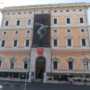 ローマ国立博物館の新館、テルミニ駅から至近距離にあります