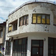 街中の交差点の建物の姿です