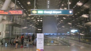 ターミナル２、ターミナル３を行き来できる通路