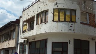街中の家の壁には内戦時の弾痕がいくつも残っています