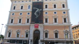 ローマ国立博物館の新館、テルミニ駅から至近距離にあります