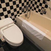 ユニットバスのタイルが白黒。