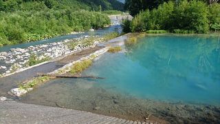 青い池の奥にあります