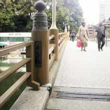 外堀に架けられた弁慶橋の南側の欄干の標識と橋の西側の様子です