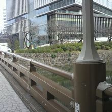 弁慶橋の東側の様子が、奥には、近代的な建物が見えます。