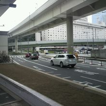 弁慶橋の南側の外堀通り、国道２４６号そして高速道路の交差です