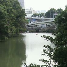外堀の様子と弁慶橋そして交差する道路等が遠くに見えます。