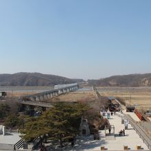 展望台から眺めるイムジン河と南北を結ぶ鉄道の鉄橋