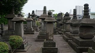 大名の墓地らしい五輪塔が立ち並ぶ豪快な眺めです