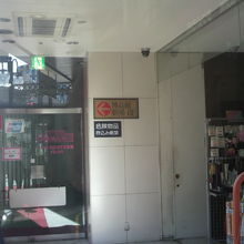 ８階にある劇場へのエレベーターと１階の商品の様子が見えます。